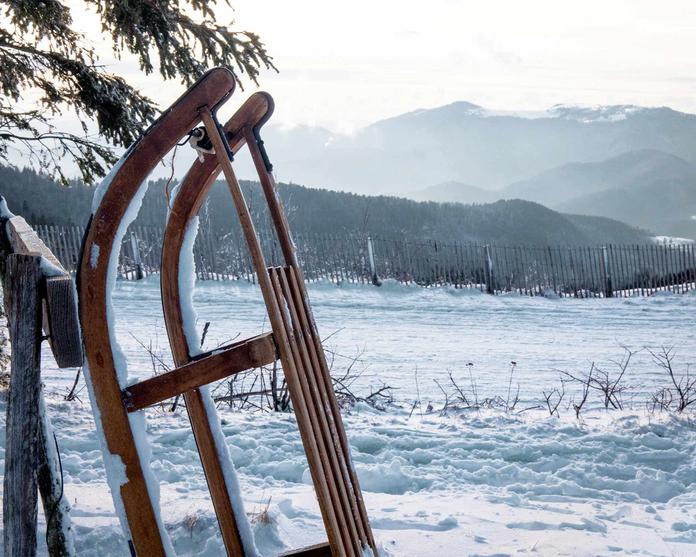 Holzschlitten in einer Winterlandschaft