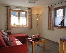 gemütliches Wohnzimmer mit roter Couch