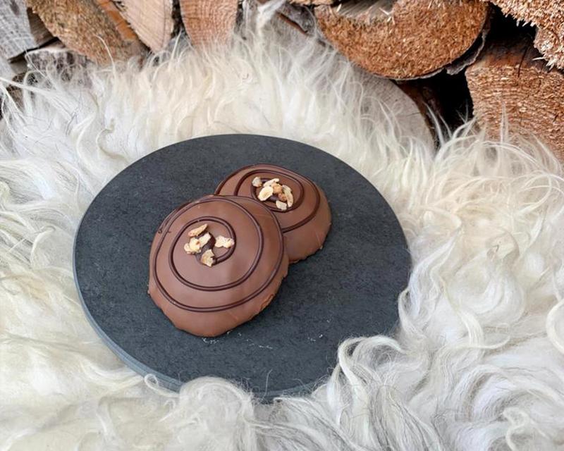 Ellisen-Lebkuchen auf einem Teller auf Schafsfell