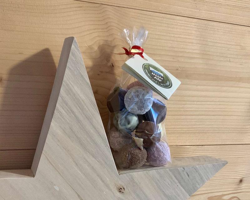 Ein Beutelchen Pralinen auf einen Stern stehend