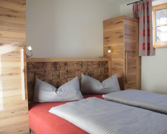 gemütliches Schlafzimmer mit karrierter Bettwäsche