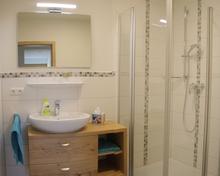 Badezimmer mit Dusche und Waschbecken