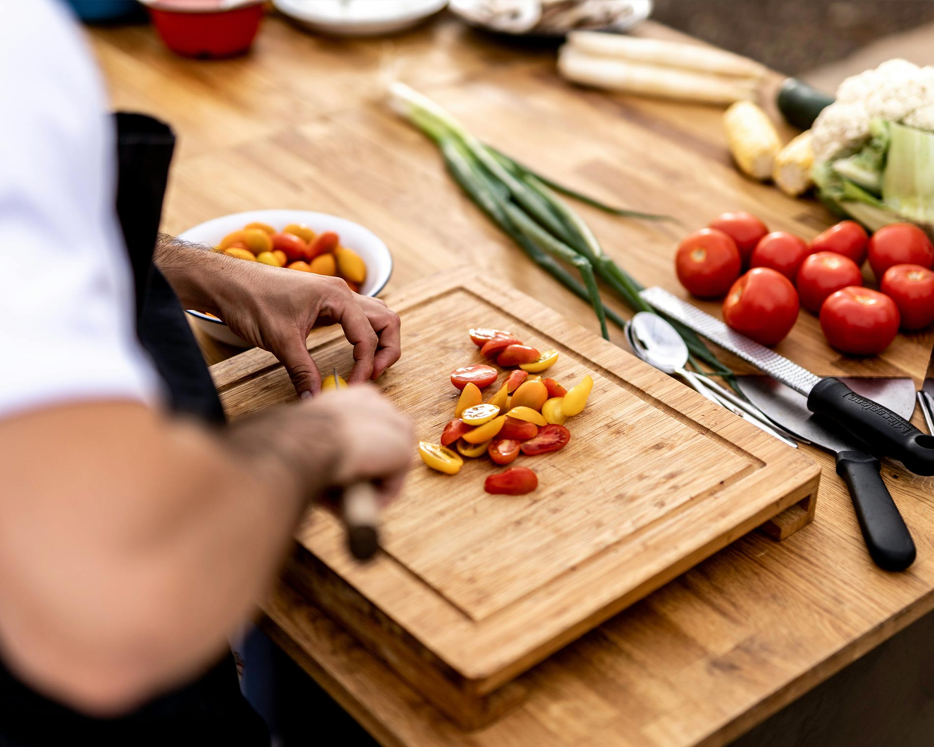Koch schneidet Gemüse