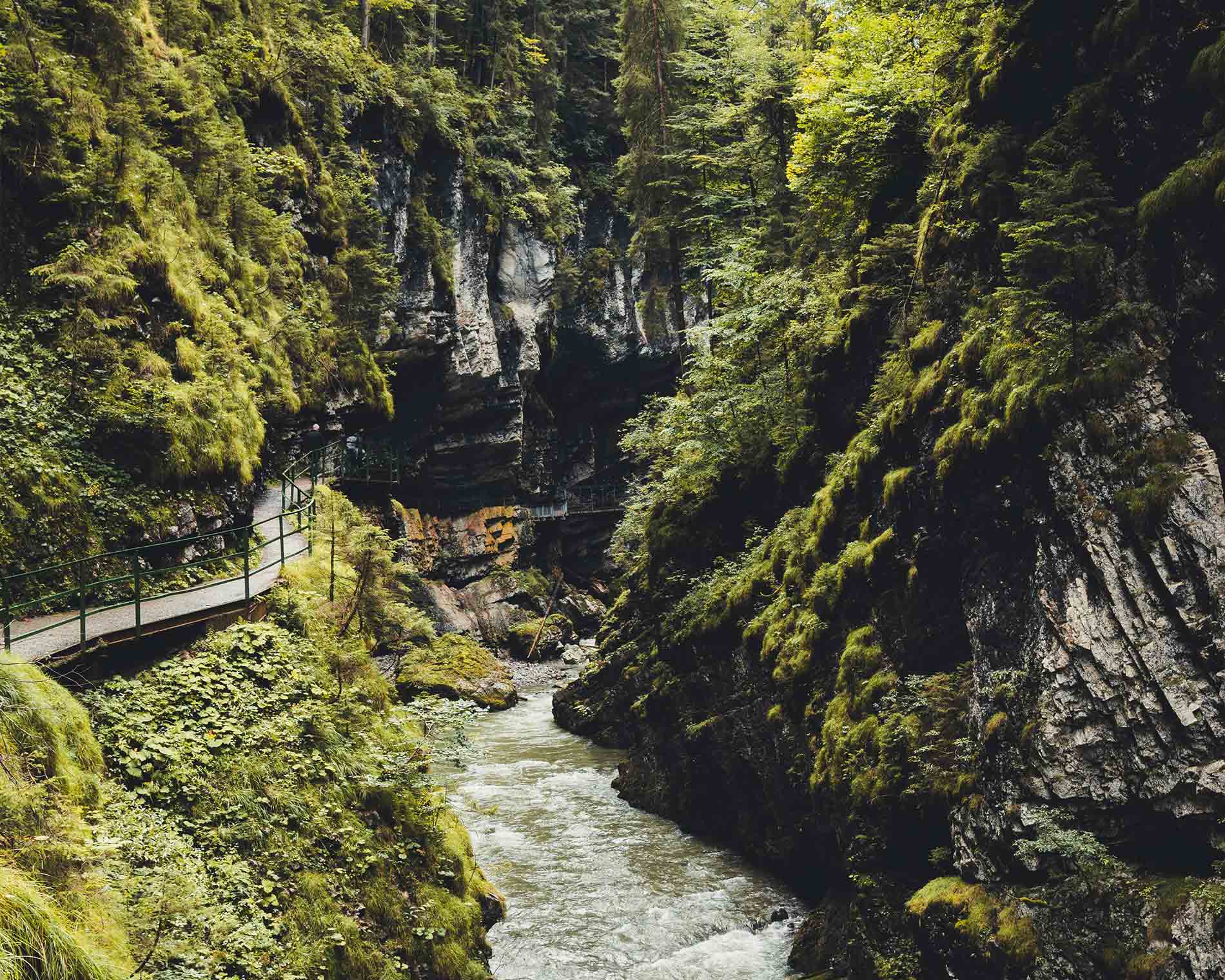 Weg durch eine Klamm