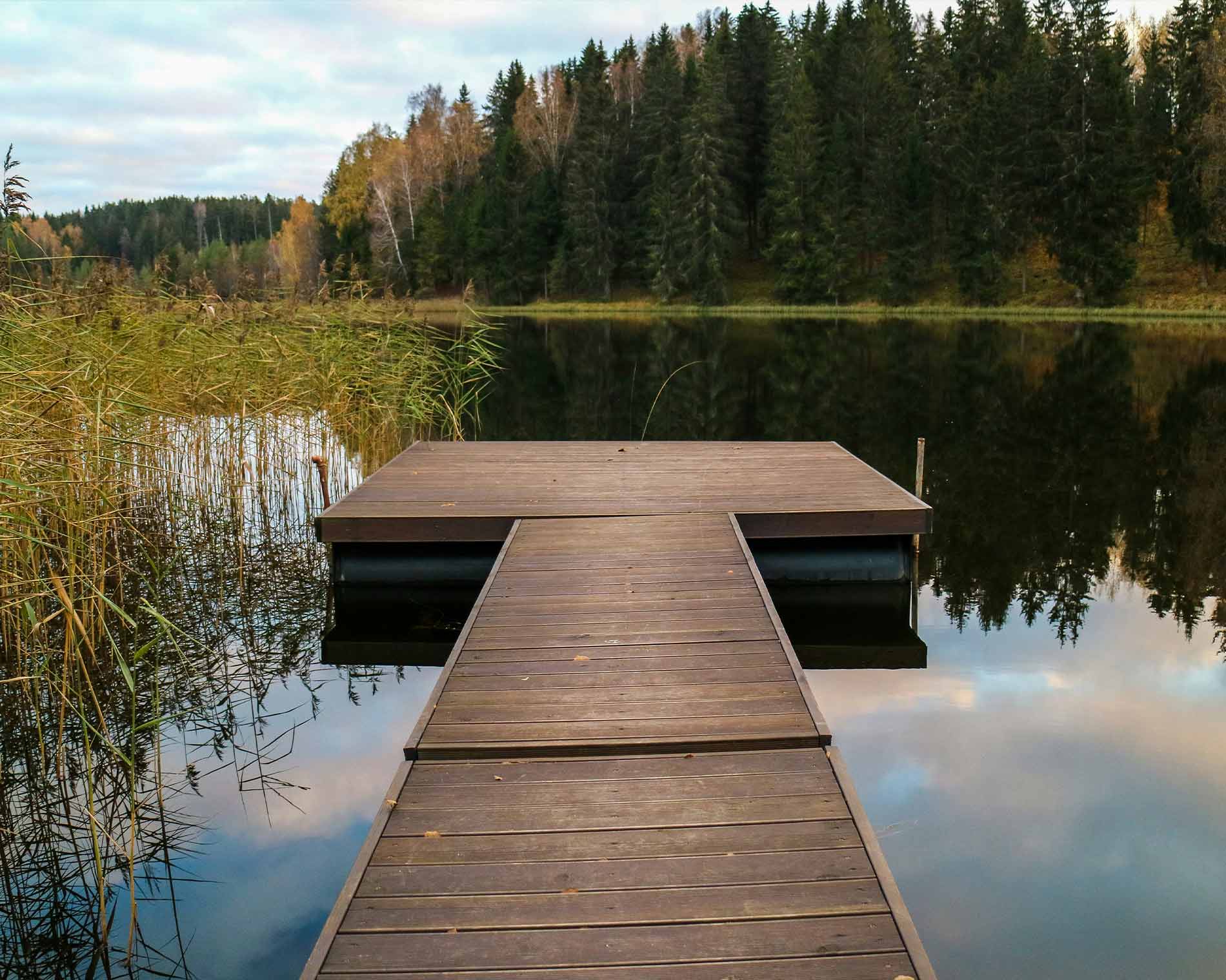 Steg auf einem Badesee