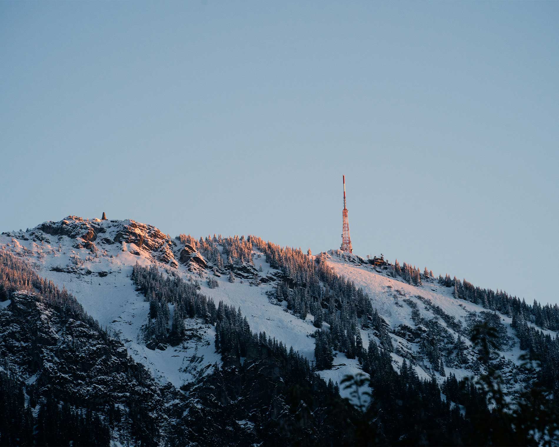 Grünten verschneit bei Abendsonne